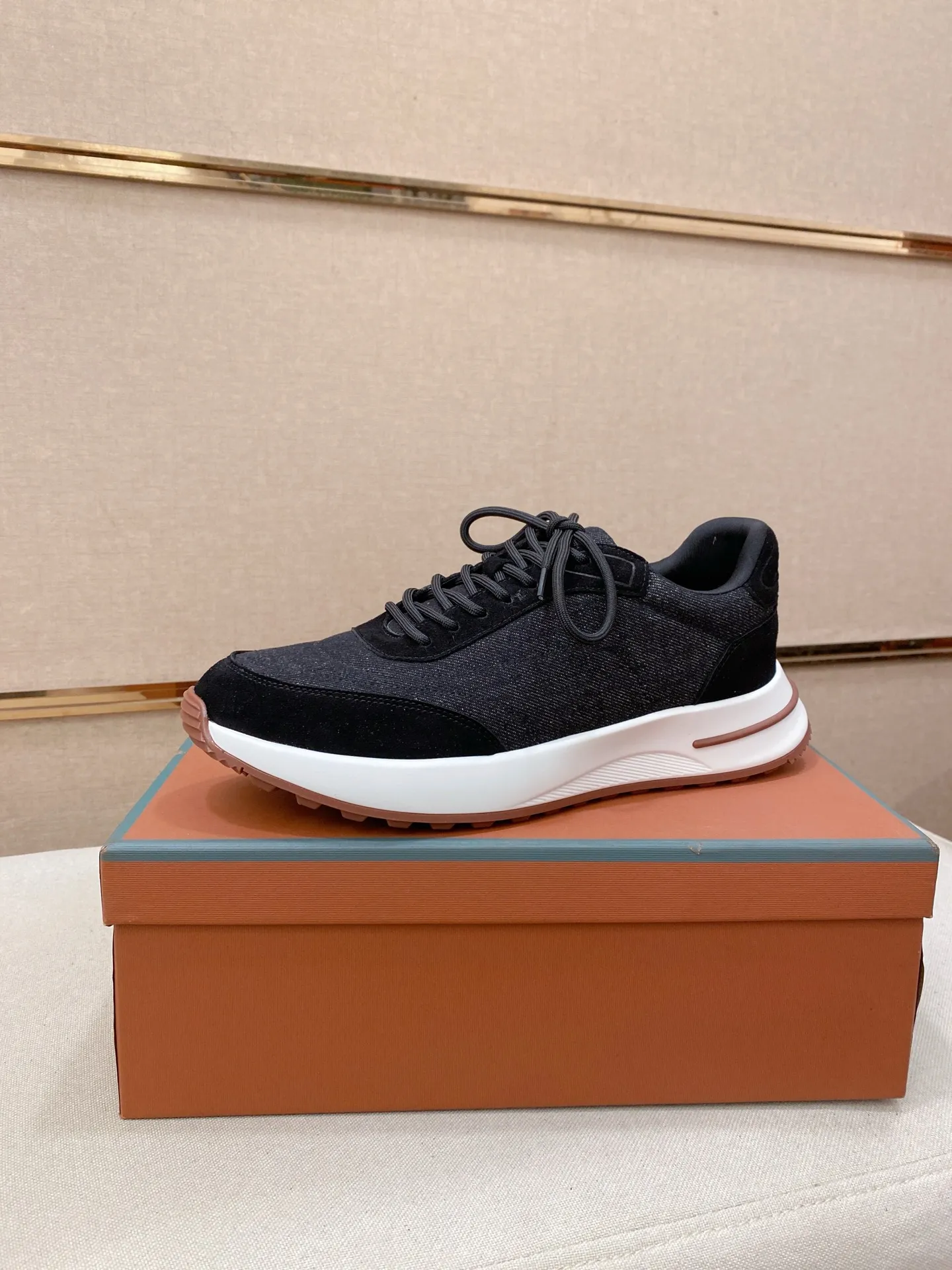 Men's shoes 💰: 462💰🔥𝐥𝐨𝐫𝐨 𝐏𝐢𝐚𝐧𝐚 lp classic loafers, an Italian treasure brand, the only brand that can match Hermès! Only after wearing it do we realize that we can’t live up to our feet. The upper is made of imported first-layer cowhide with breathable fabrics, water-dyed cowhide foot pads, and the official original glass rubber outsole and pendant. Exclusive original packaging (tag ➕ brand paper ➕ outer box ➕ hand bag) code number: 38-44. Can be customized 45-46
